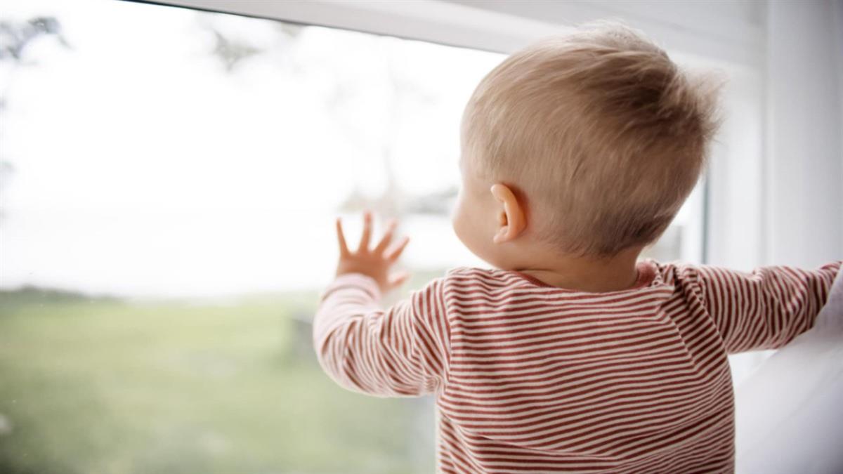 Χαροπαλεύει 2χρονος που έπεσε από τον 8ο - γλίστρησε ενώ έπαιζε δίπλα στο παράθυρο