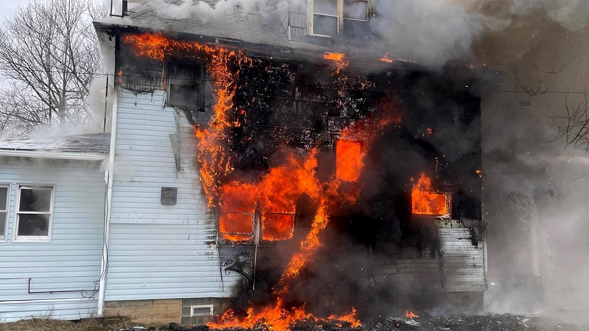 17χρονος έσωσε τα 4 αδερφάκια του από φωτιά που ξέσπασε στο σπίτι τους
