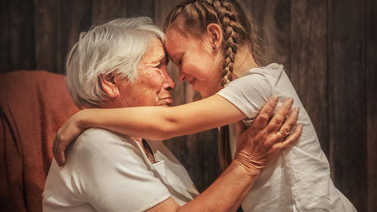 «Πόση δύναμη και πόση αγάπη κρύβει η αγκαλιά της γιαγιάς»