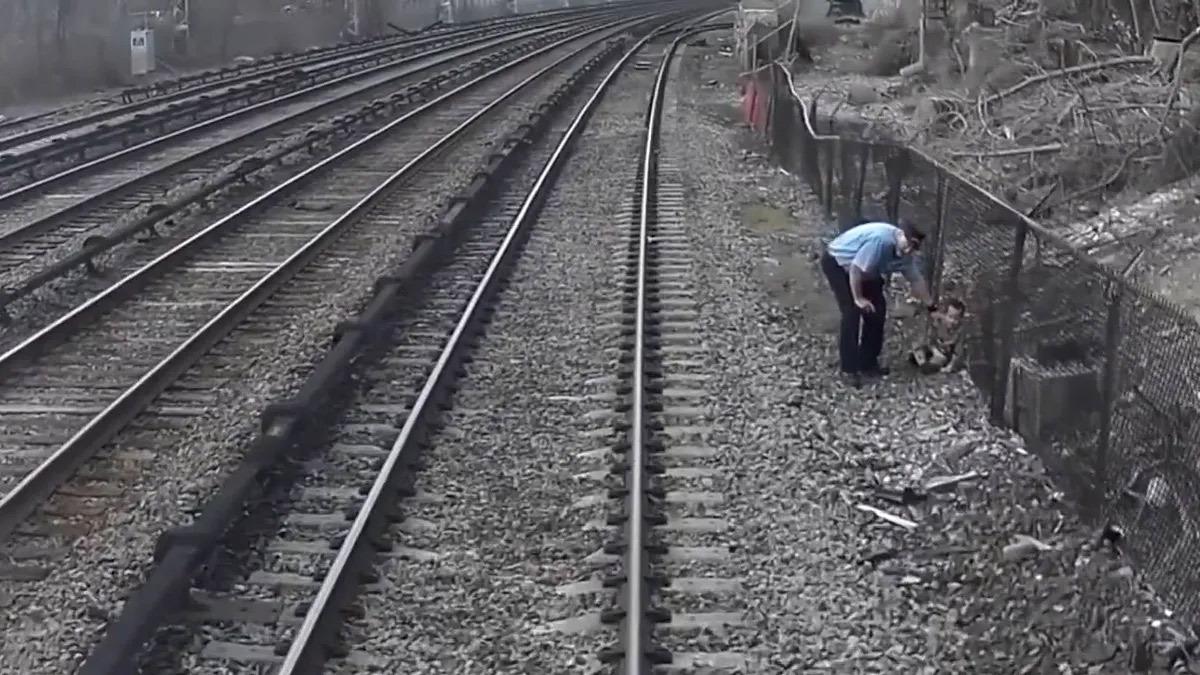 Εισπράκτορας τρένου έσωσε 3χρονο αγοράκι που έπεσε στις ράγες!
