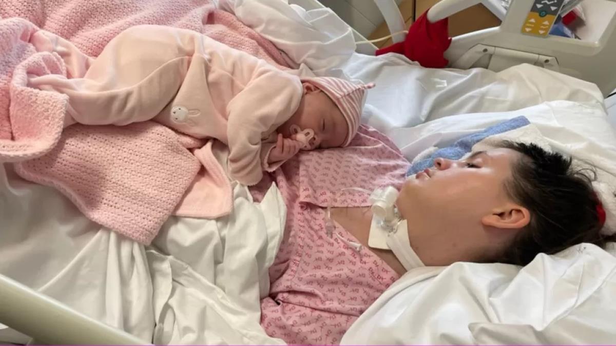 Διαγνώστηκε με όγκο στον κεφάλι ενώ ήταν έγκυος - γέννησε σε κώμα ένα υγιέστατο κοριτσάκι