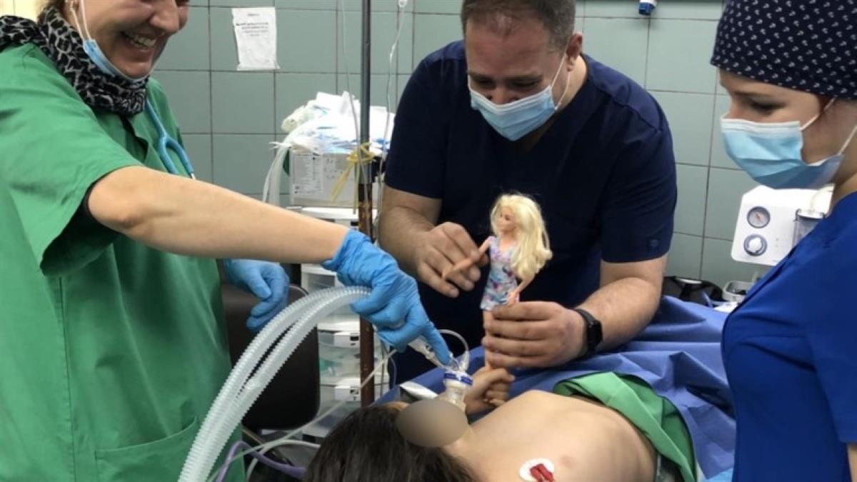 Γιατρός στη Λάρισα παίζει με μια μικρή ασθενή του για να την ηρεμήσει πριν το χειρουργείο