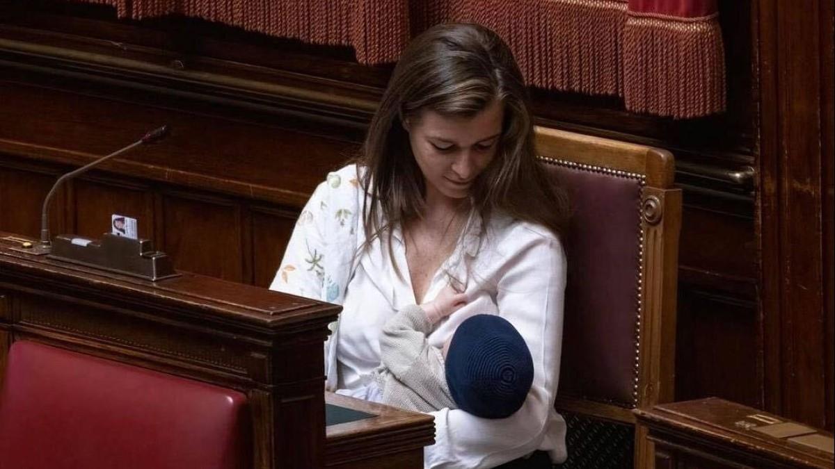 Βουλεύτρια στην Ιταλία θήλασε το 2 μηνών μωράκι της μέσα στο κοινοβούλιο
