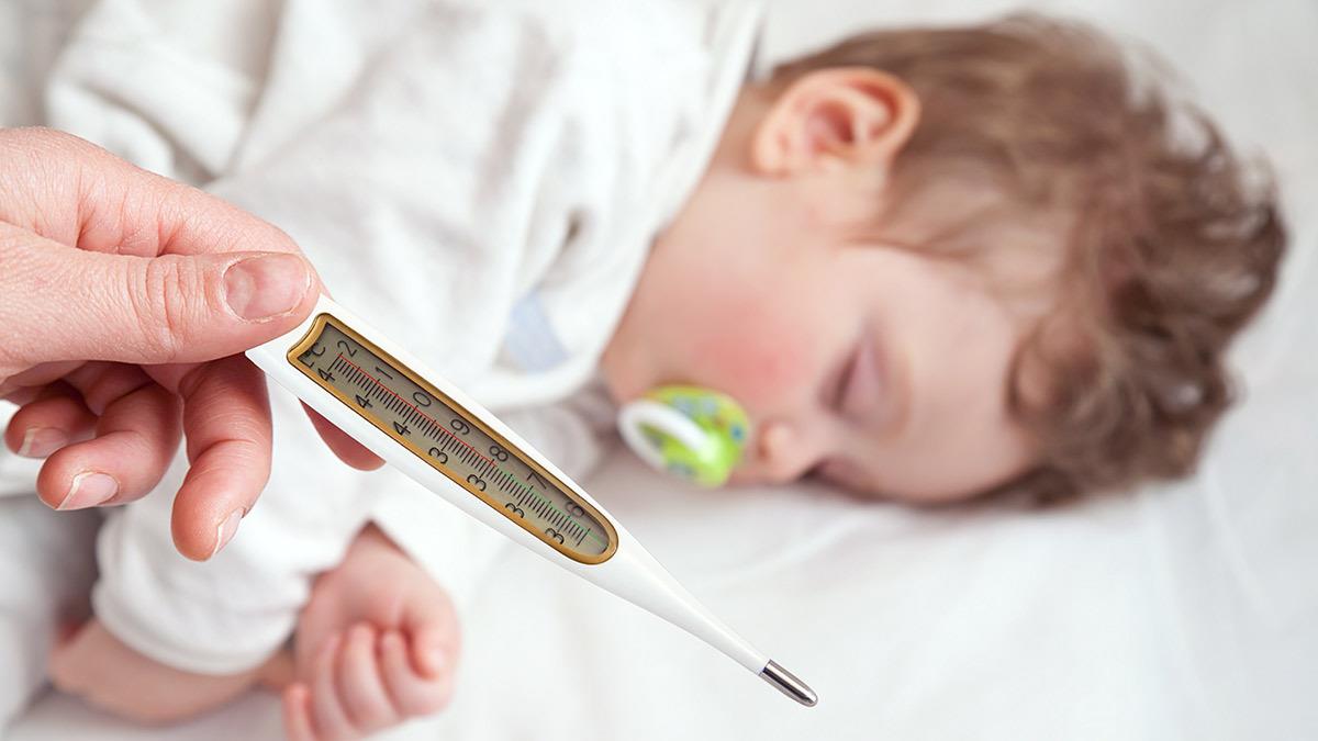 Παιδίατρος: «λάθος να αφήνουμε τα παιδιά 2-3 μέρες με πυρετό χωρίς να μιλήσουμε με τον γιατρό»