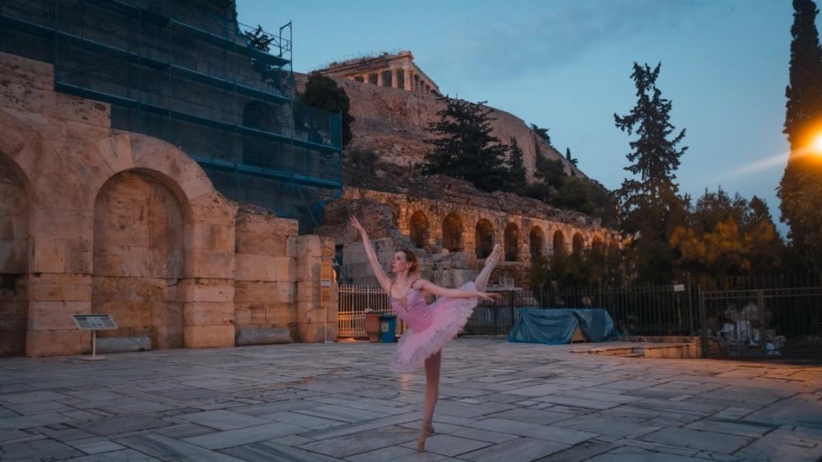 Μπαλαρίνα χορεύει κάτω από την Ακρόπολη και μαγεύει τους περαστικούς