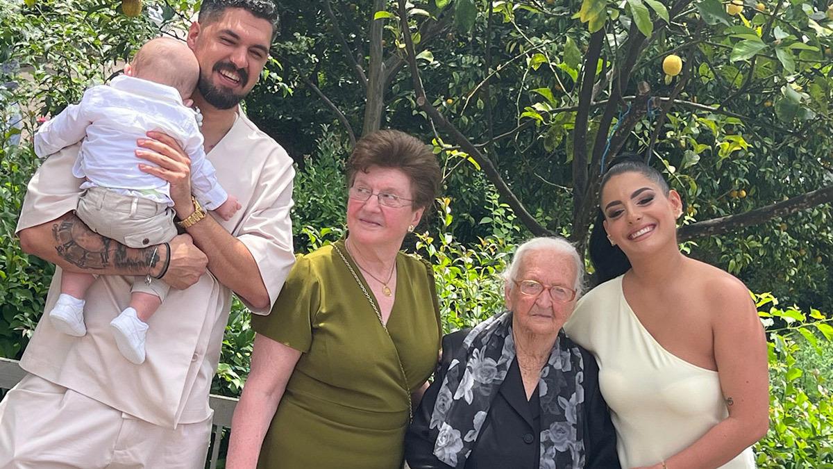 Η 95χρονη Γεωργία πήγε στα βαφτίσια του... τρισέγγονού της!