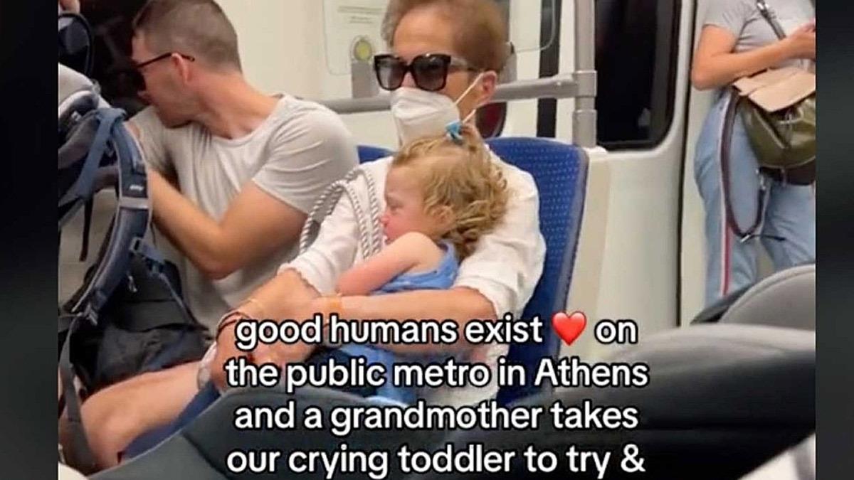 Ελληνίδα γιαγιά ηρέμησε μωρό τουρίστριας που έκλαιγε στο μετρό της Αθήνας