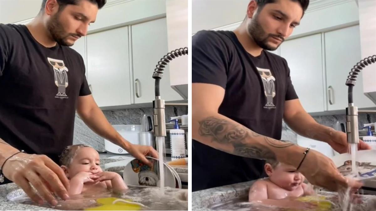Μπαμπάς κάνει μπάνιο το μωρό του στον νεροχύτη, ενώ πλένει τα πιάτα!