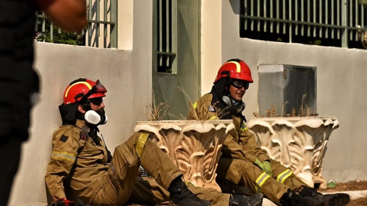 Η συγκλονιστική φωτογραφία με τους εξουθενωμένους πυροσβέστες που ξαποσταίνουν