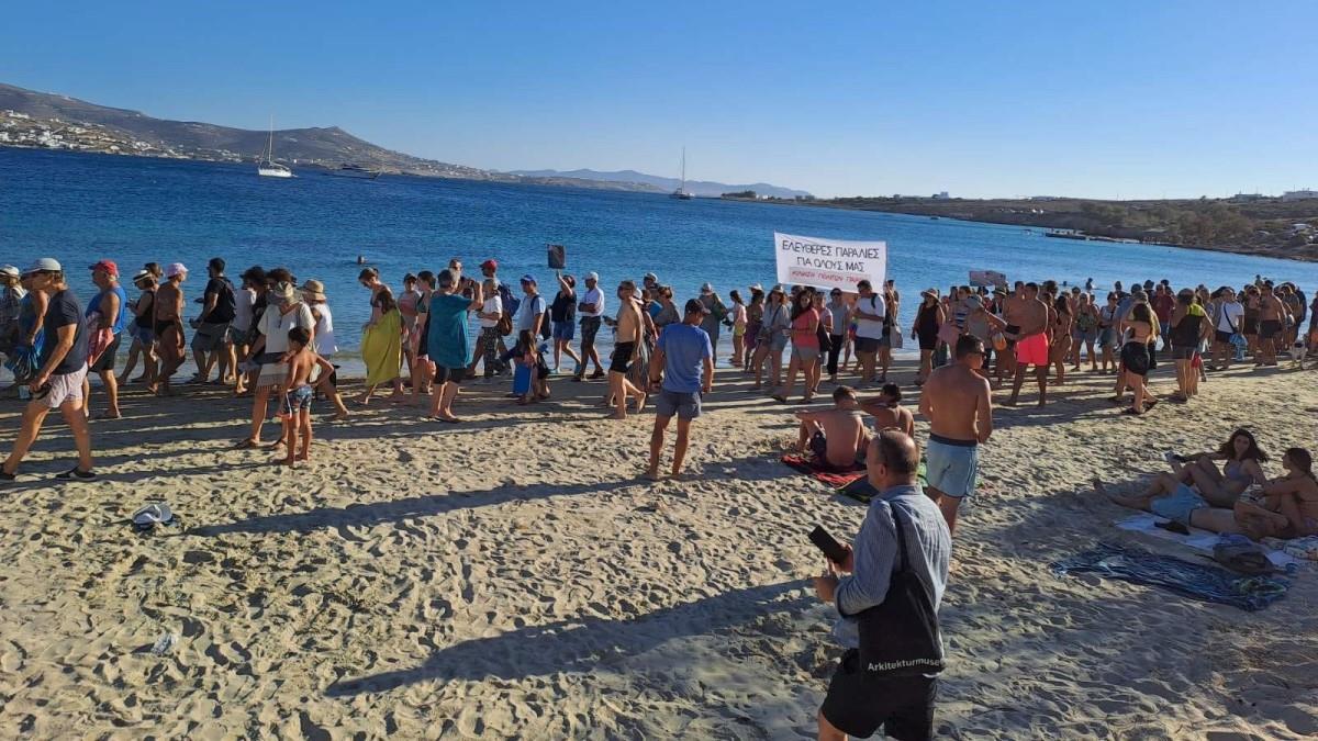 Πάρος: πολίτες διεκδικούν ελεύθερες παραλίες, χωρίς ξαπλώστρες και είσοδο