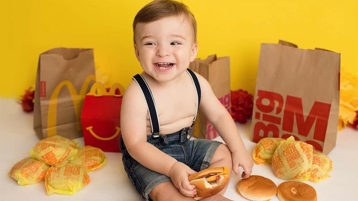 3χρονος το έσκασε από το σπίτι του και πήγε στα... McDonalds να φάει!