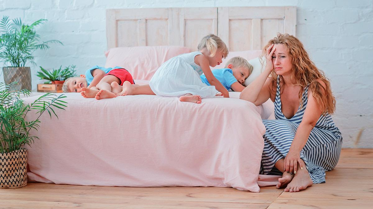 «Όταν μένεις σπίτι με τα παιδιά, είσαι πιο ξεκούραστη»: ο μεγαλύτερος μύθος της μητρότητας