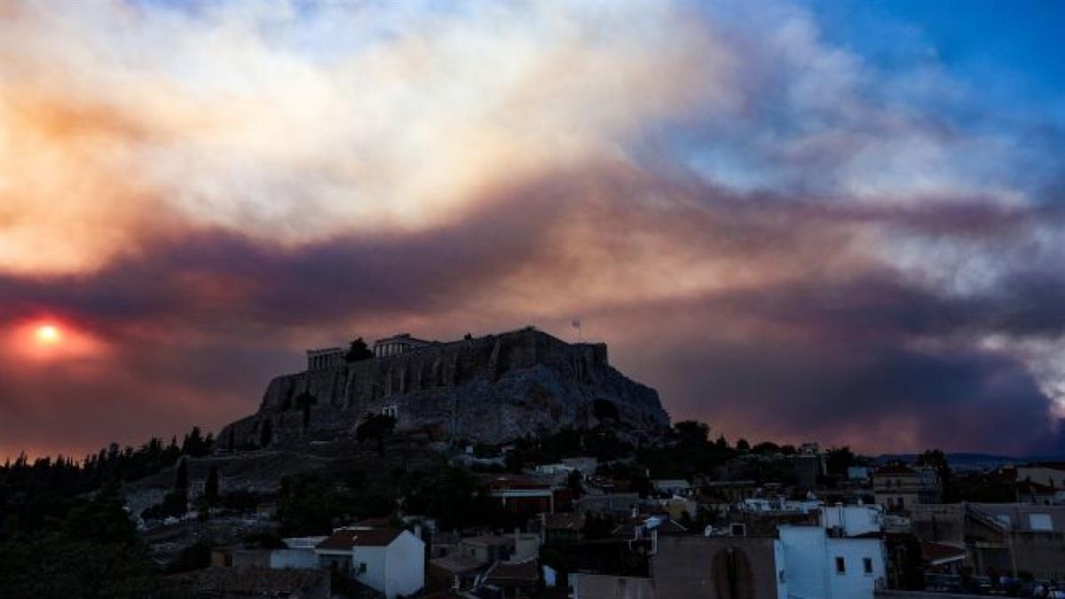 Φωτιές: η Ακρόπολη κρύφτηκε από τους καπνούς και η Αθήνα μυρίζει καμένο
