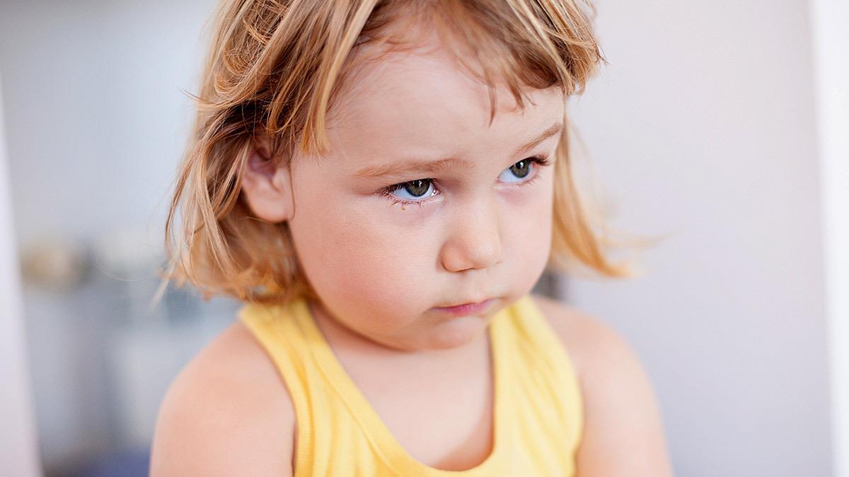 Πρέπει να πάω σε αναπτυξιολόγο τη 2χρονη κόρη μου που δεν μιλάει;