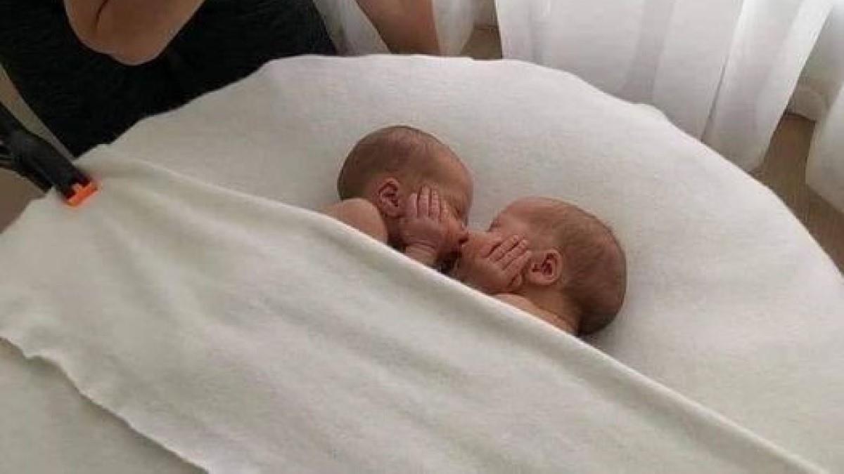 Η πιο τρυφερή στιγμή: νεογέννητα διδυμάκια φιλιούνται και κοιμούνται αγκαλιά
