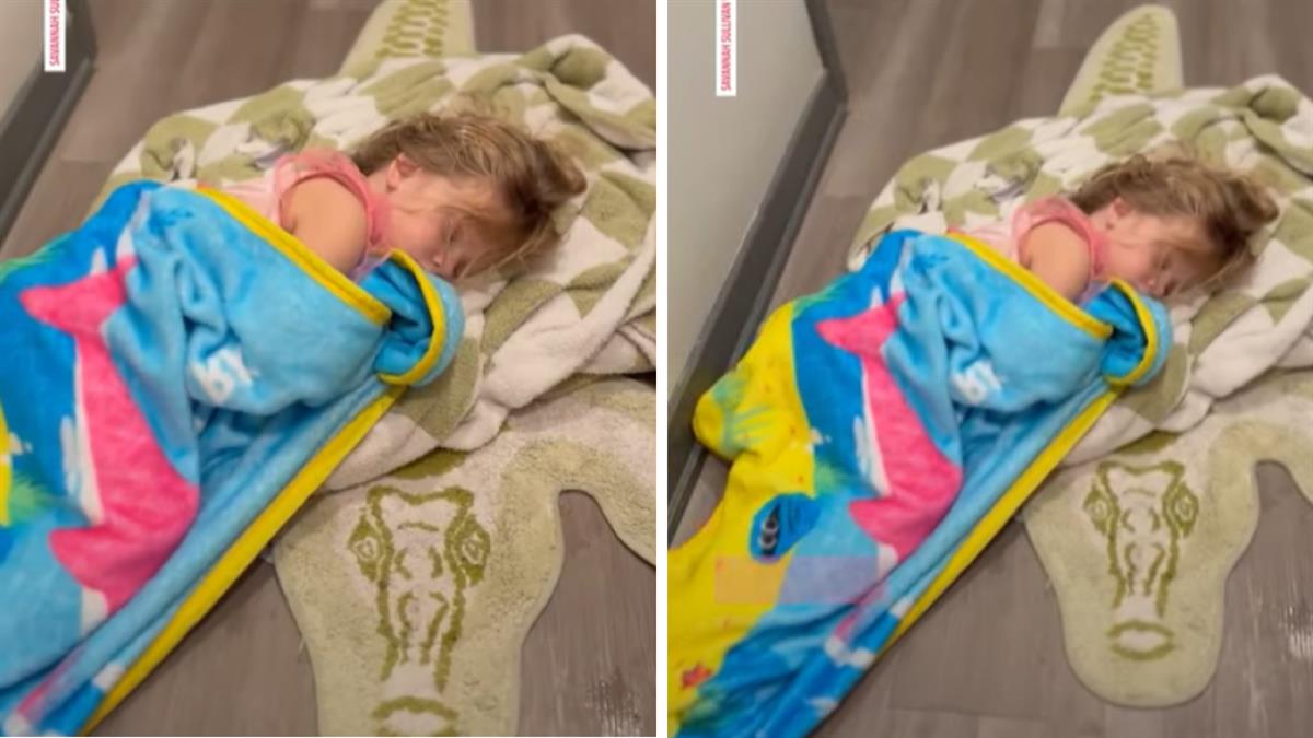 3χρονη κοιμήθηκε στο χαλάκι του μπάνιου για να είναι κοντά στη μαμά της που έκανε ντους!