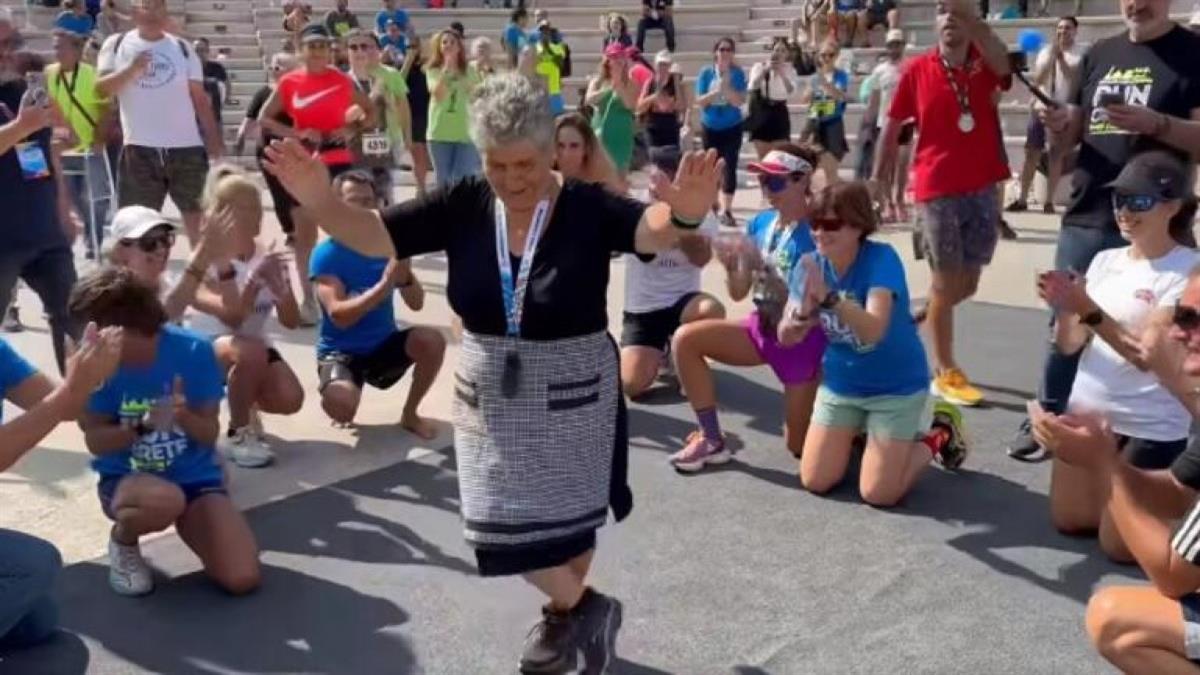 Γιαγιά έτρεξε 5 χιλιόμετρα στον Ημιμαραθώνιο Κρήτης και συνέχισε... με χορό!