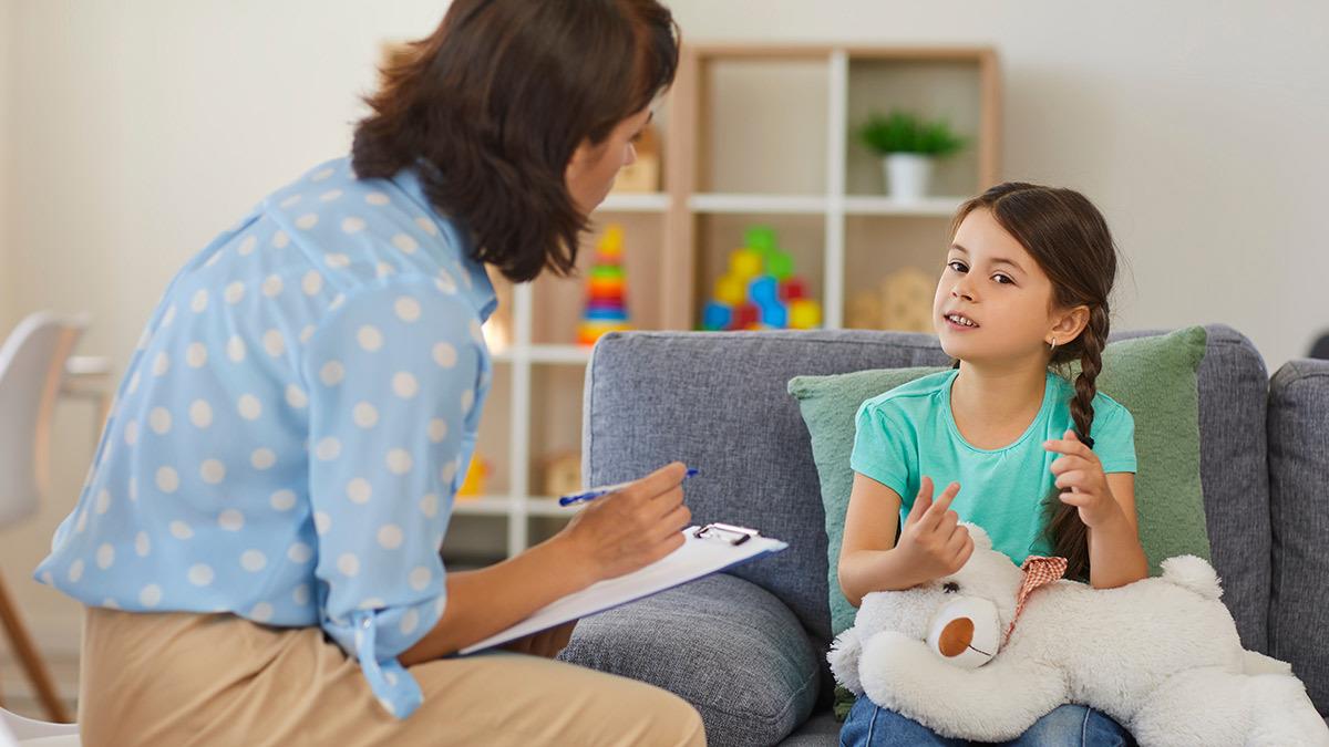«Πρέπει να πάω το παιδί σε ψυχολόγο;»: τα σημάδια που θα σας δώσουν την απάντηση