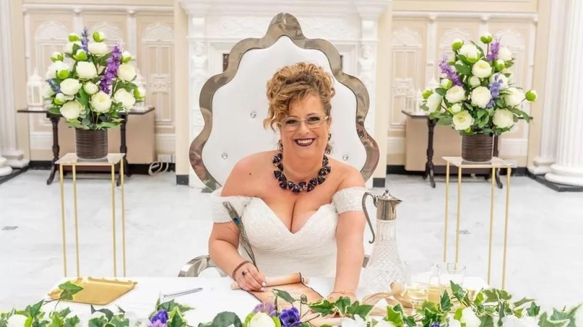 Έκανε 20 χρόνια οικονομία για τον τέλειο γάμο και τελικά παντρεύτηκε τον εαυτό της!