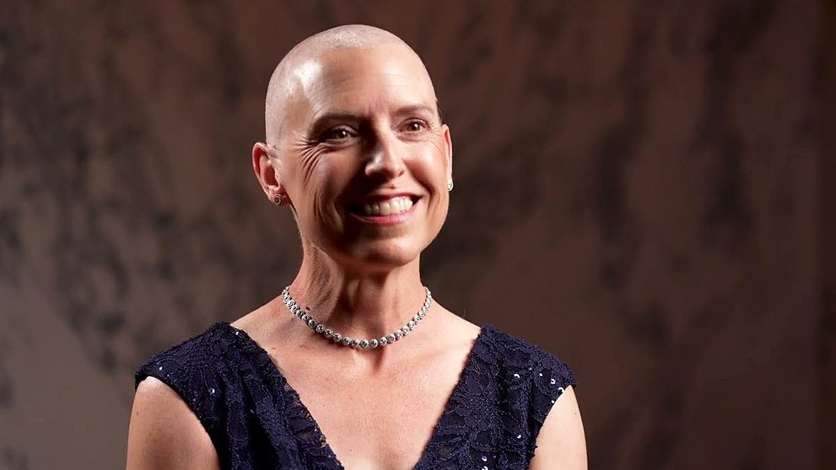 Νοσηλεύτρια έχει ξυρισμένο κεφάλι για συμπαράσταση στους καρκινοπαθείς ασθενείς της