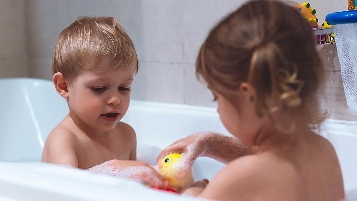 Πότε πρέπει να σταματήσουν να κάνουν μπάνιο μαζί τα παιδιά μου;