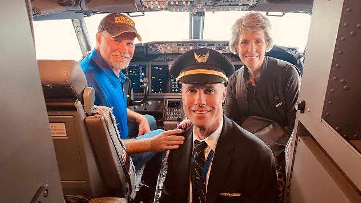 Πιλότος ευχαρίστησε τους γονείς του στην 1η του πτήση: «είστε οι καλύτεροι γονείς του κόσμου»