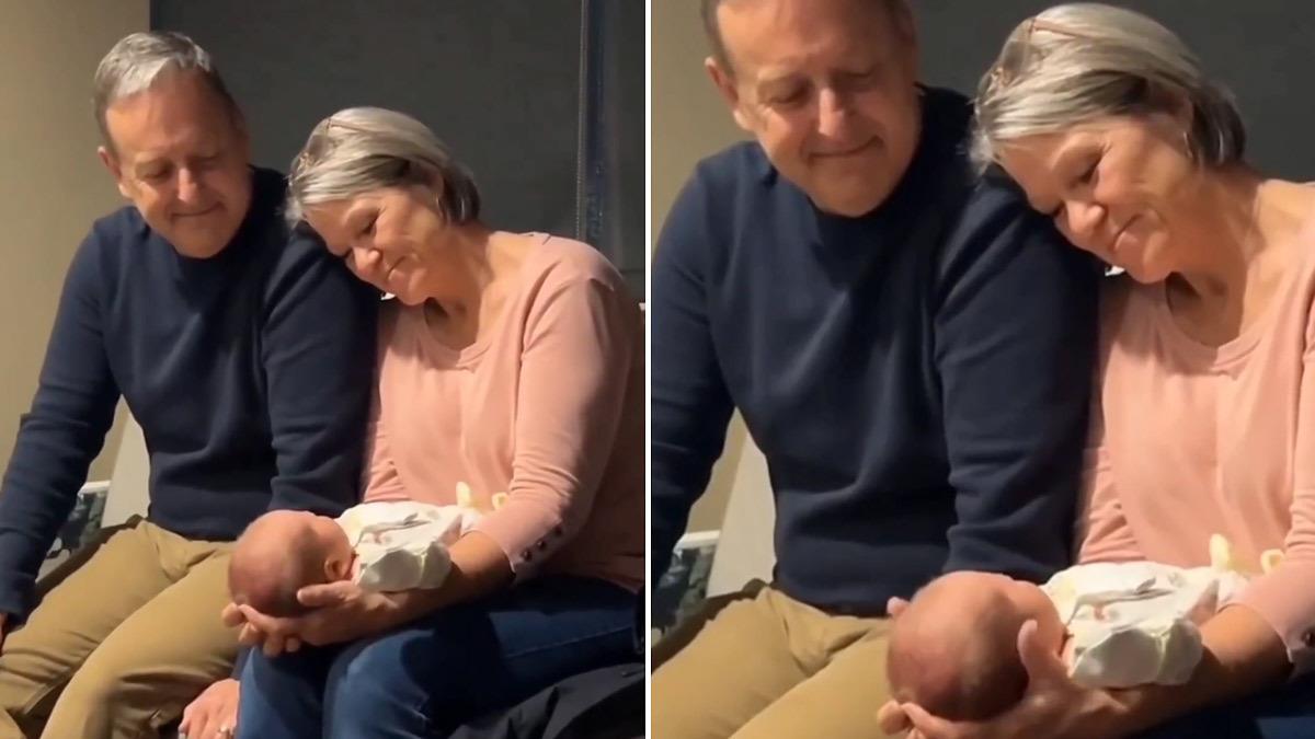 Το πιο συγκινητικό βίντεο: παππούδες αγκαλιάζουν για 1η φορά το εγγονάκι τους