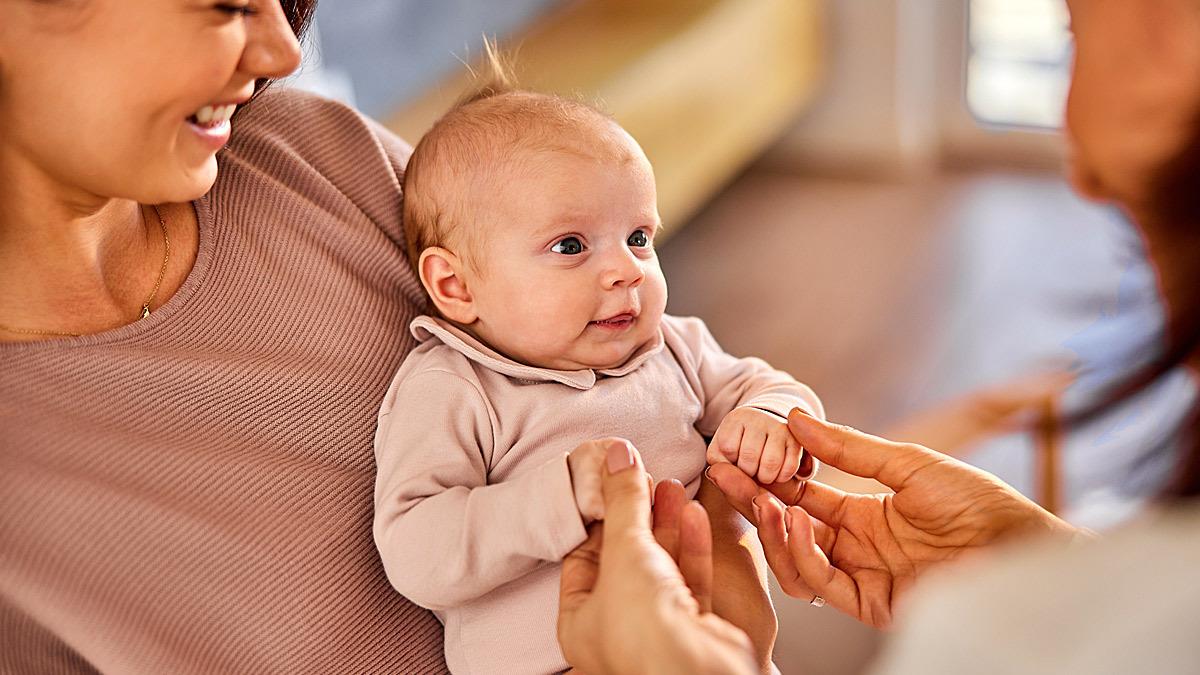 10 κανόνες που πρέπει να τηρείτε όταν επισκέπτεστε μωρά