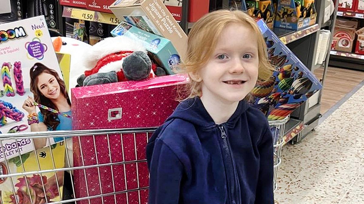 6χρονη έδωσε όλο της το χαρτζιλίκι και αγόρασε χριστουγεννιάτικα δώρα σε φτωχά παιδιά