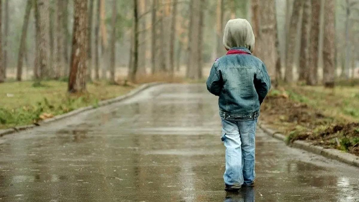 Ταχυδρόμος έσωσε 3χρονο που περιπλανιόταν μόνο του σε πολυσύχναστο δρόμο