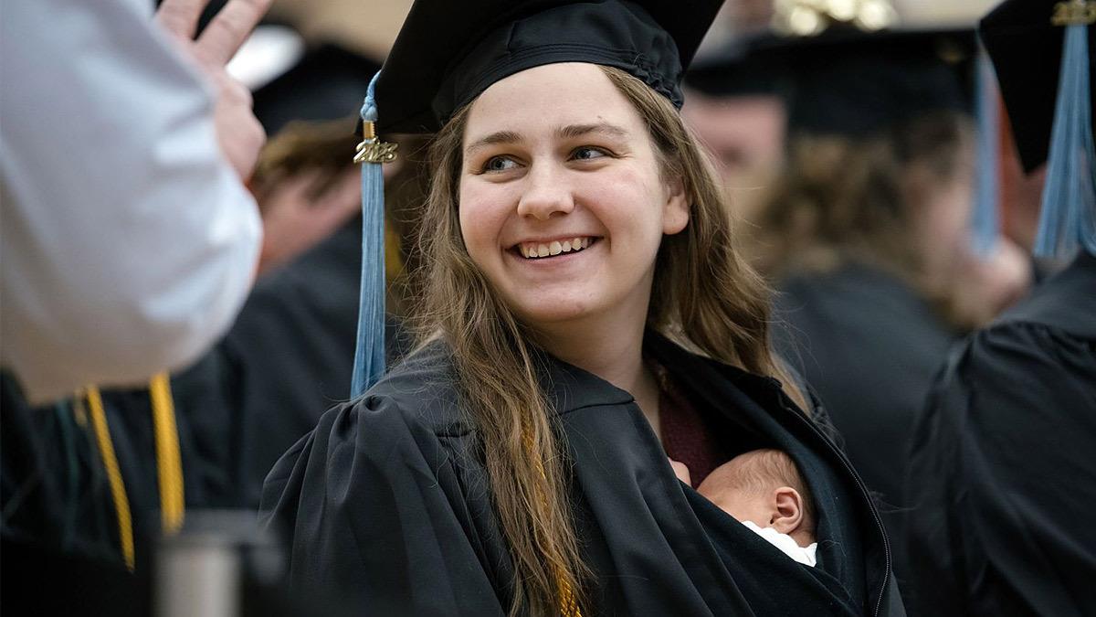 24χρονη μαμά αποφοίτησε με το νεογέννητο μωράκι της στην αγκαλιά της!