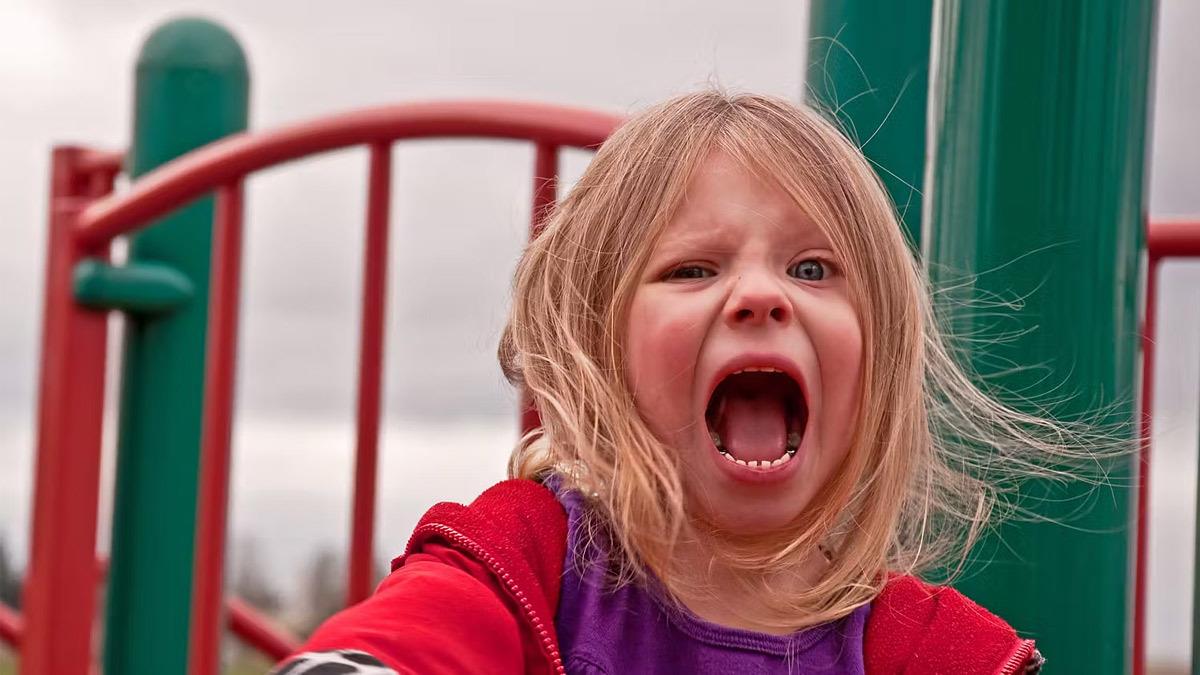 Οδηγός επιβίωσης: τι να κάνεις όταν το παιδί σου δεν σταματά να ουρλιάζει