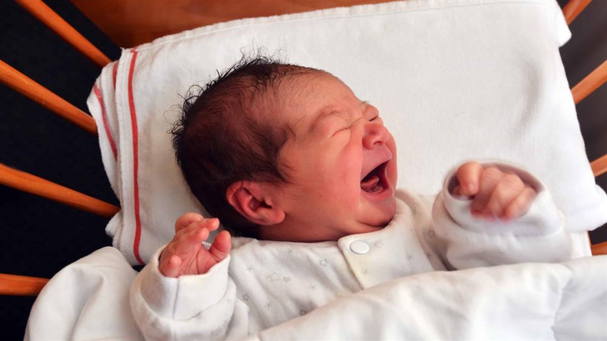 Παιδίατρος: «δεν πρέπει να αφήνουμε τα μωρά να κλαίνε. Τελεία και παύλα»