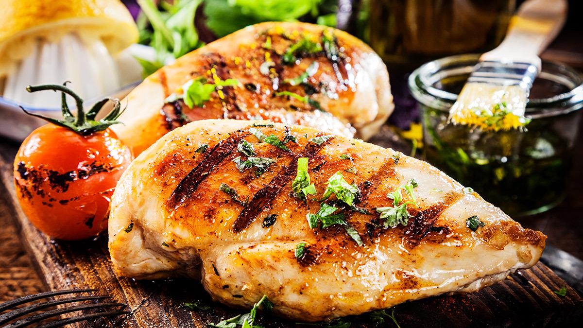 Πώς να φτιάξετε πεντανόστιμο κοτόπουλο σούβλας… στον φούρνο!
