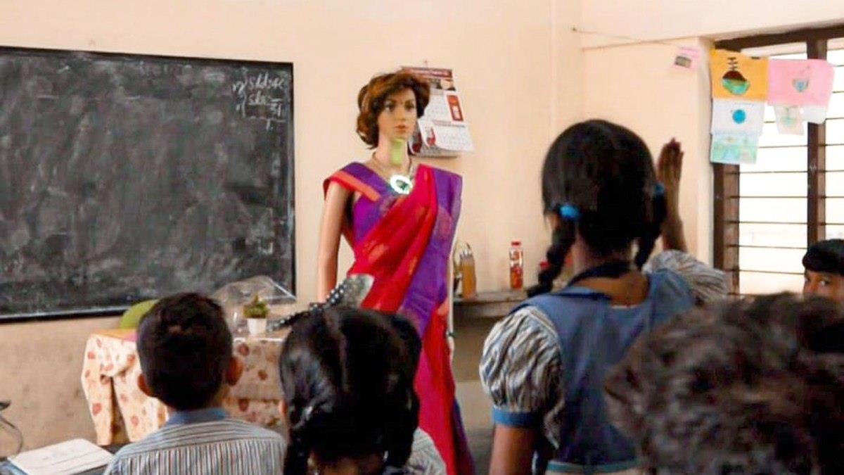H πρώτη δασκάλα... ρομπότ διδάσκει μαθητές στην Ινδία!