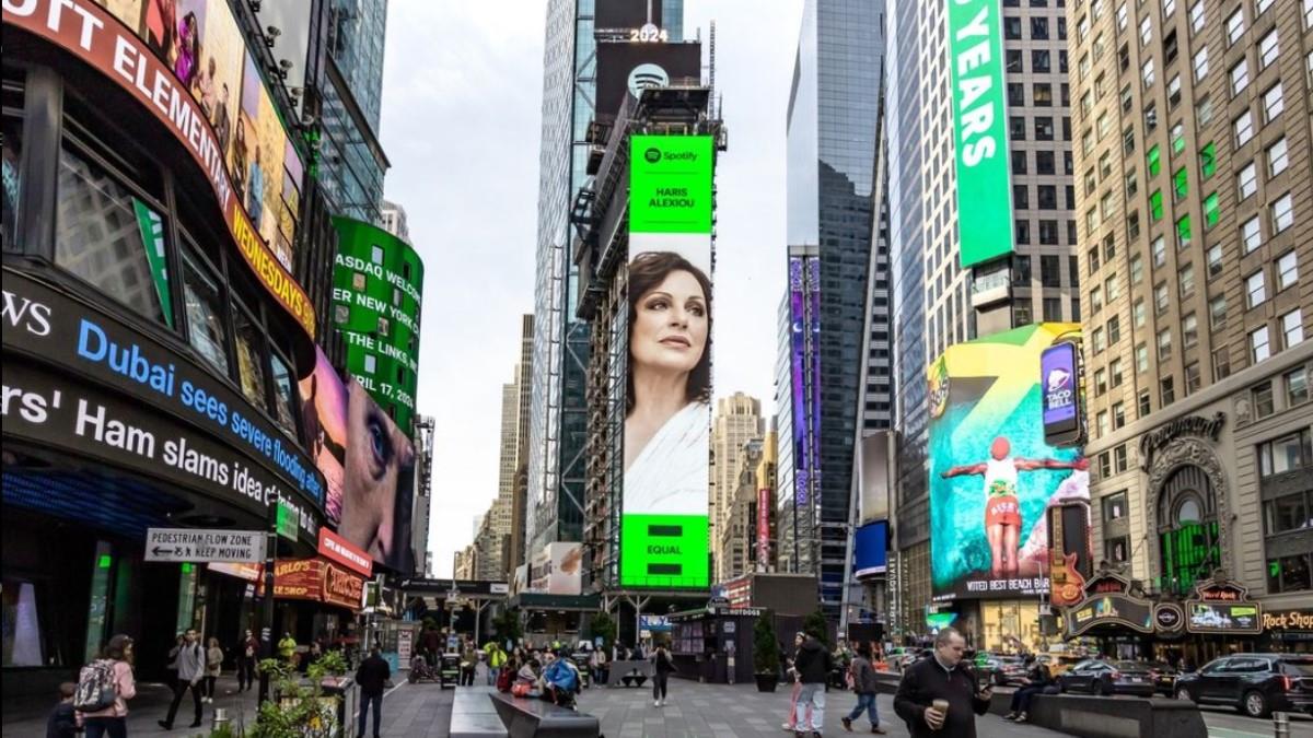 Η Χάρις Αλεξίου εμφανίστηκε σε billboard στη Νέα Υόρκη για καμπάνια του Spotify
