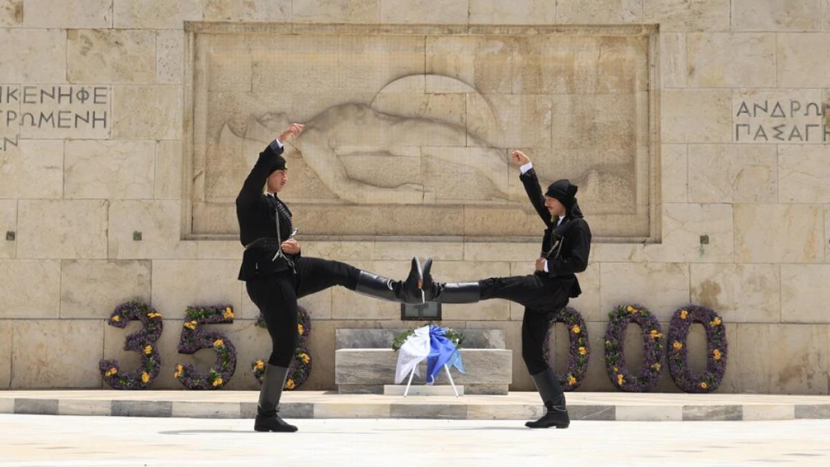 Γενοκτονία των Ποντίων: στην αλλαγή φρουράς οι Εύζωνες φόρεσαν ποντιακή στολή