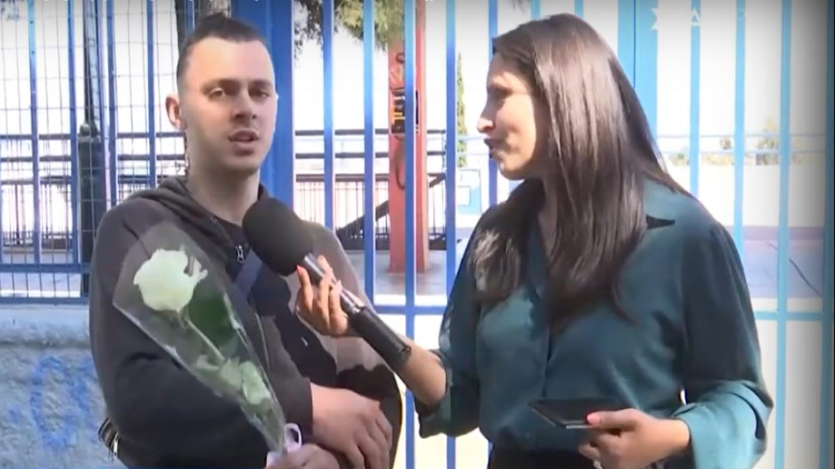 Πανελλήνιες 2024: περίμενε την κοπέλα του έξω από το σχολείο με ένα τριαντάφυλλο