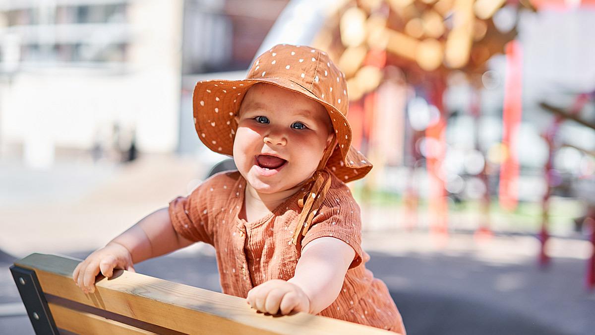 Καύσωνας: οι 5 χρυσοί κανόνες για να μην ταλαιπωρηθεί το μωράκι σας από τη ζέστη