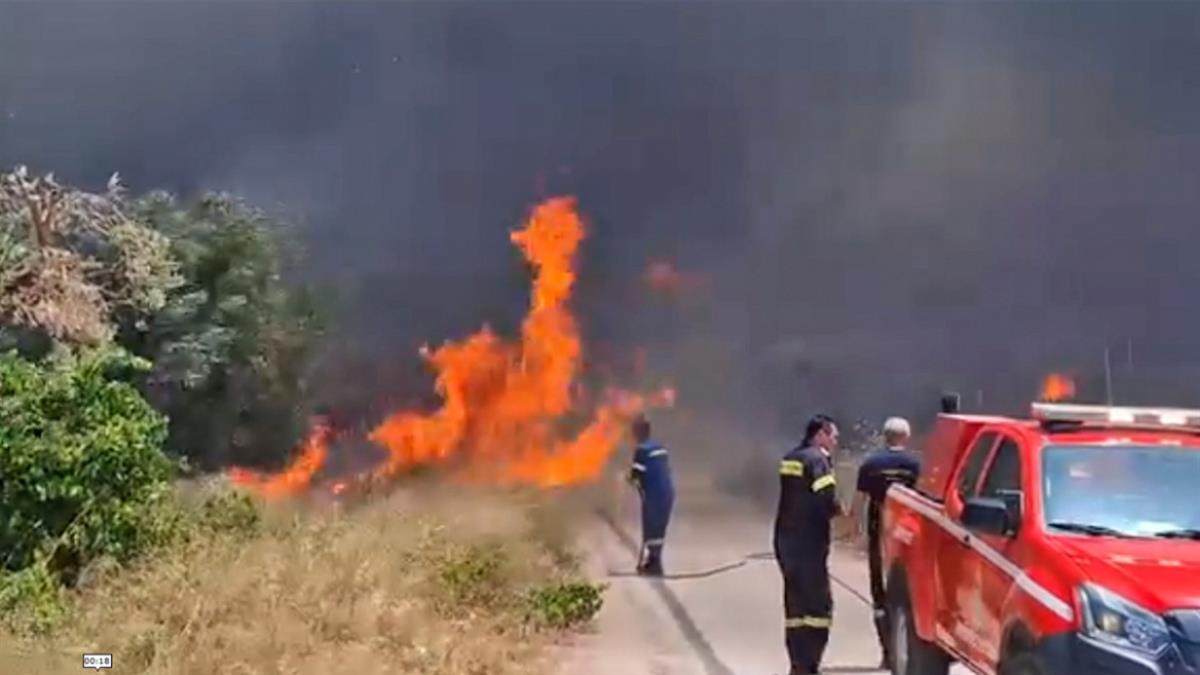 Φωτιά στη Βάρης - Κορωπίου: σε αυλές σπιτιών οι φλόγες - ζημιές σε επιχειρήσεις