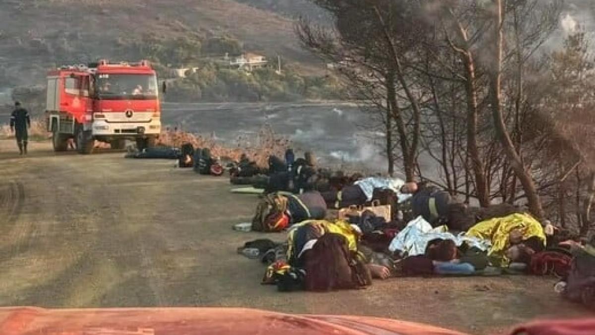 Η φωτογραφία της ημέρας: πυροσβέστες ξαπλώνουν στο χώμα για να ξεκουραστούν
