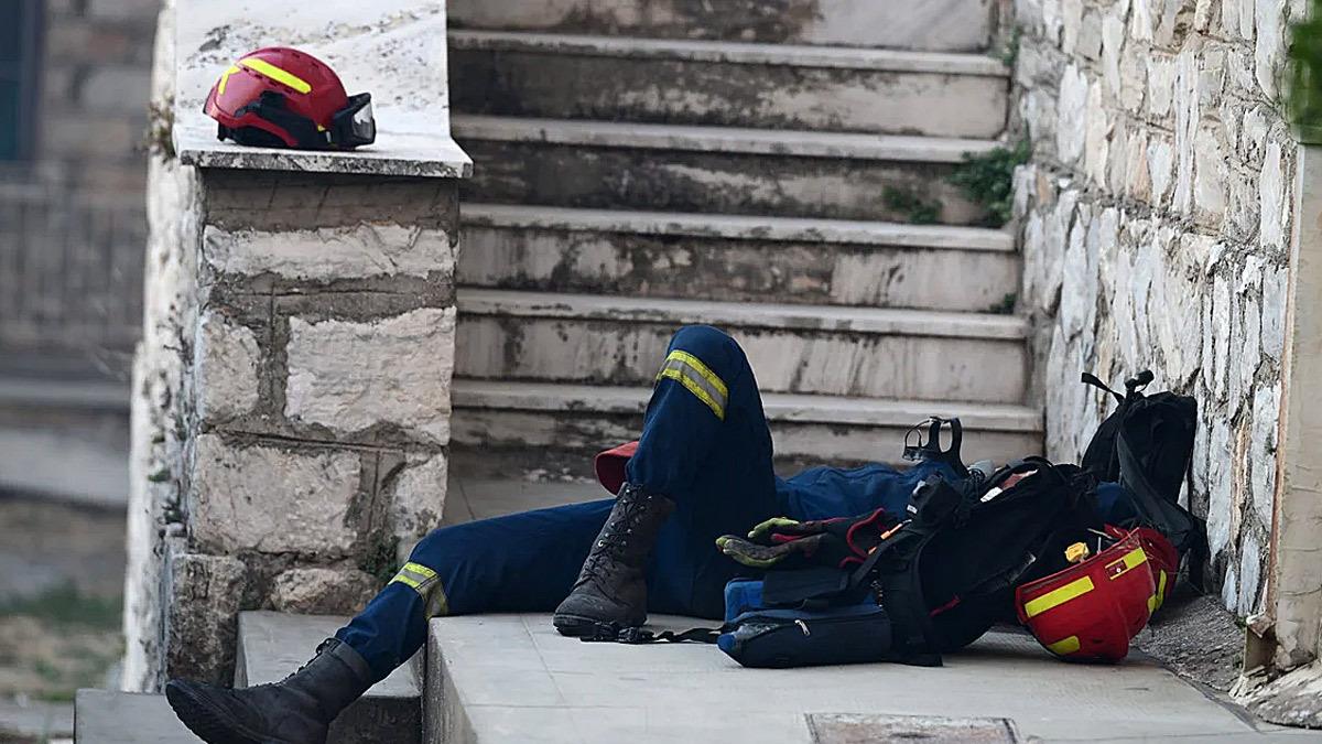 Φωτιά στην Αττική: η συγκλονιστική φωτογραφία ενός εξαντλημένου πυροσβέστη