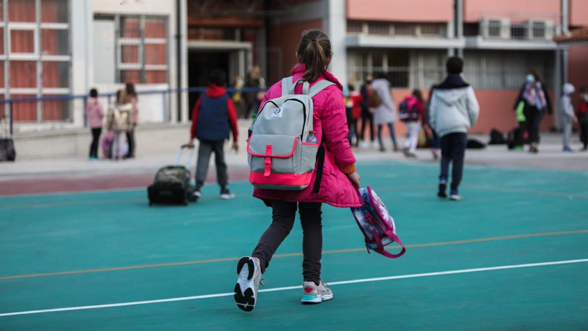 Νέα Φιλαδέλφεια: ιερέας αυνανιζόταν έξω από δημοτικό σχολείο!