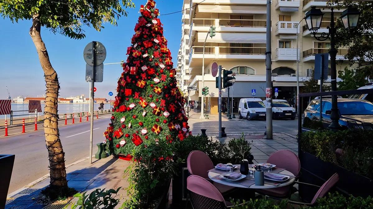 Η Θεσσαλονίκη στόλισε το 1ο χριστουγεννιάτικο δέντρο της χώρας!