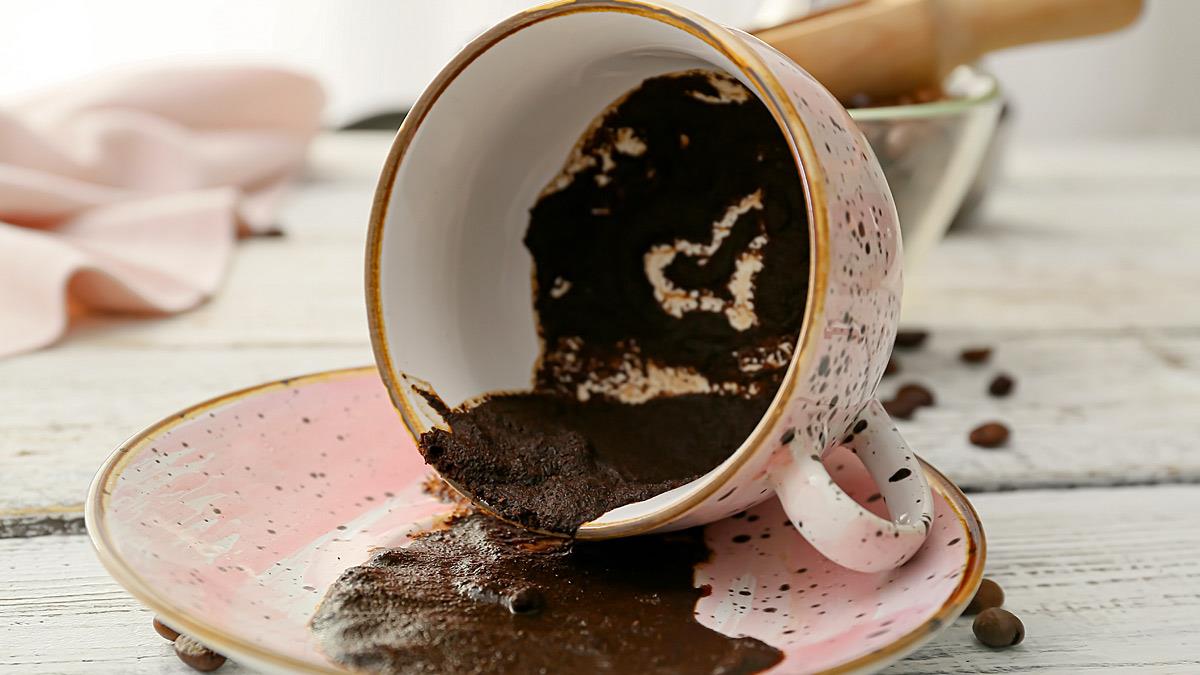 Απίστευτο: χωρίζει τον άντρα της επειδή το ChatGPT διάβασε στο φλιτζάνι ότι την απατάει!