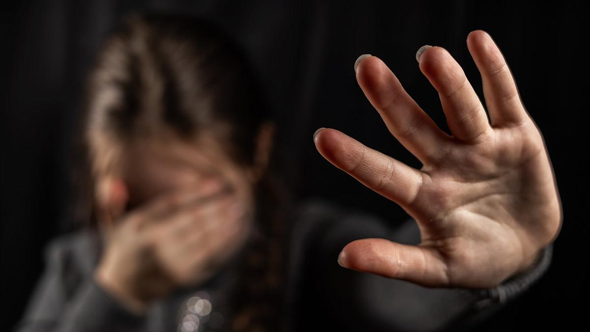 Πάτρα: νονός χτυπούσε με καλώδιο και γροθιές την 15χρονη βαφτιστήρα του!