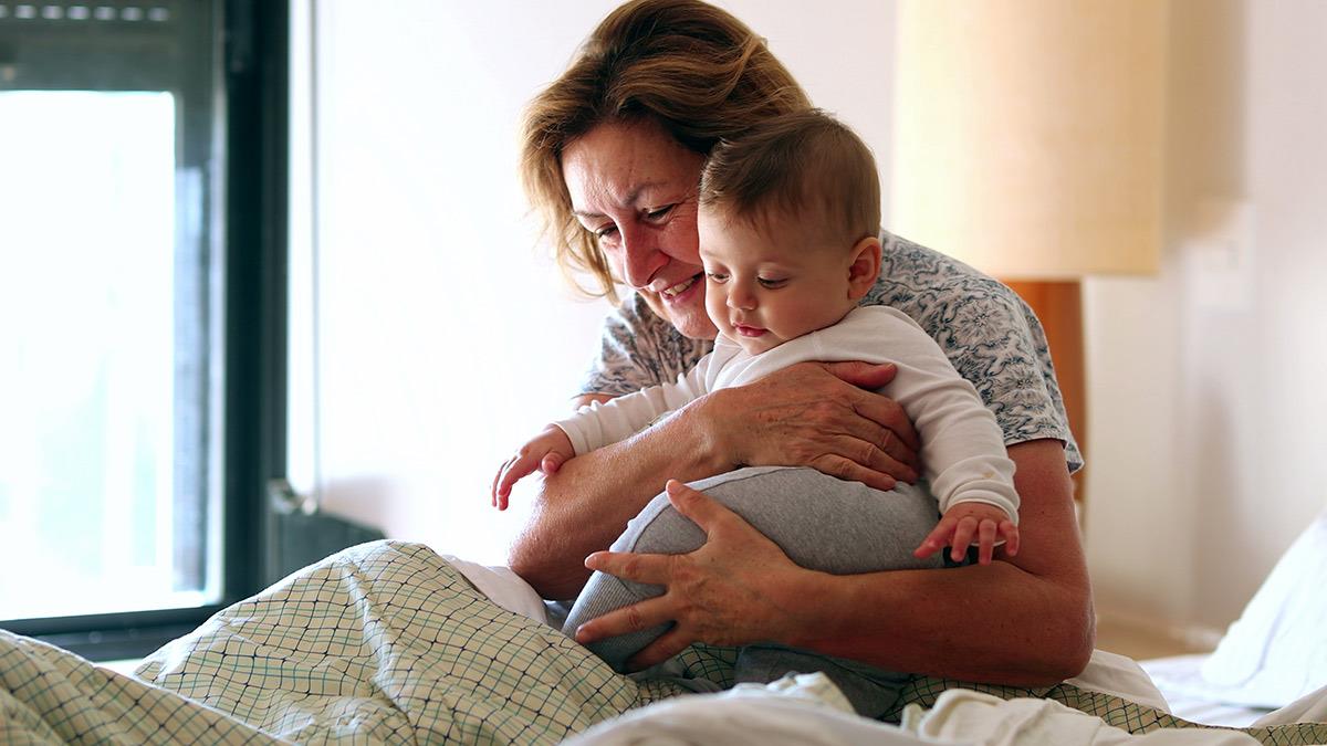 Γιαγιάδες vs Μαμάδες: τελικά ποιος μεγαλώνει τα παιδιά μας εν έτει 2025;