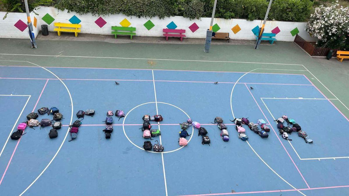 Το σπαρακτικό αντίο στην Αγγελίνα: οι συμμαθητές της σχημάτισαν το όνομά της με τις τσάντες τους