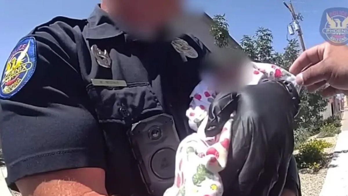 Αστυνομικοί έσωσαν νεογέννητο - βρισκόταν για μια εβδομάδα δίπλα στη νεκρή μαμά του!