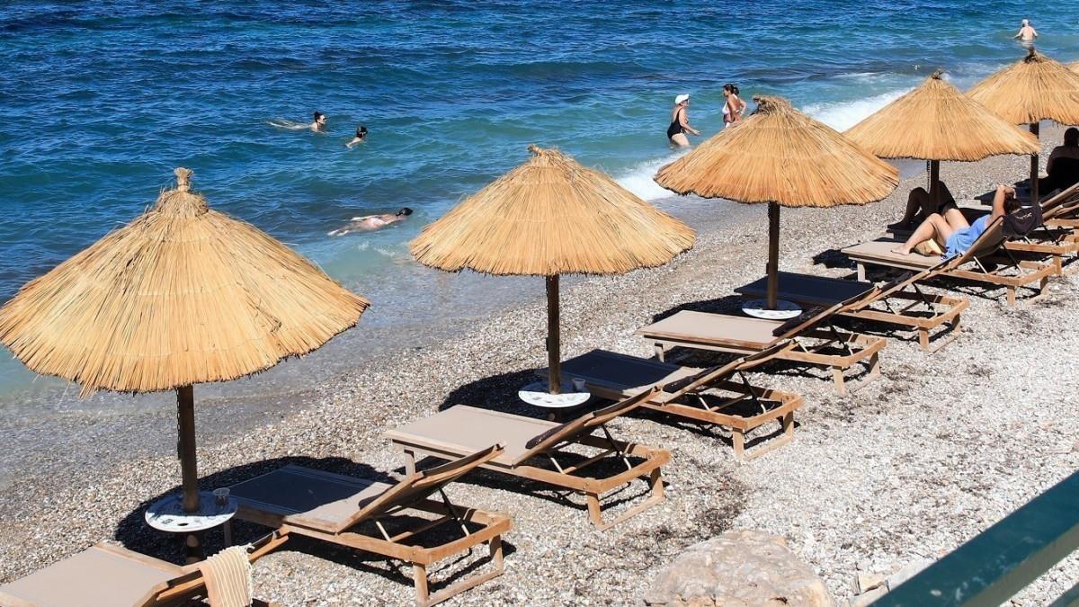 Παραλίες Αττικής: έως και €235 για δυο ξαπλώστρες στην πρώτη σειρά!